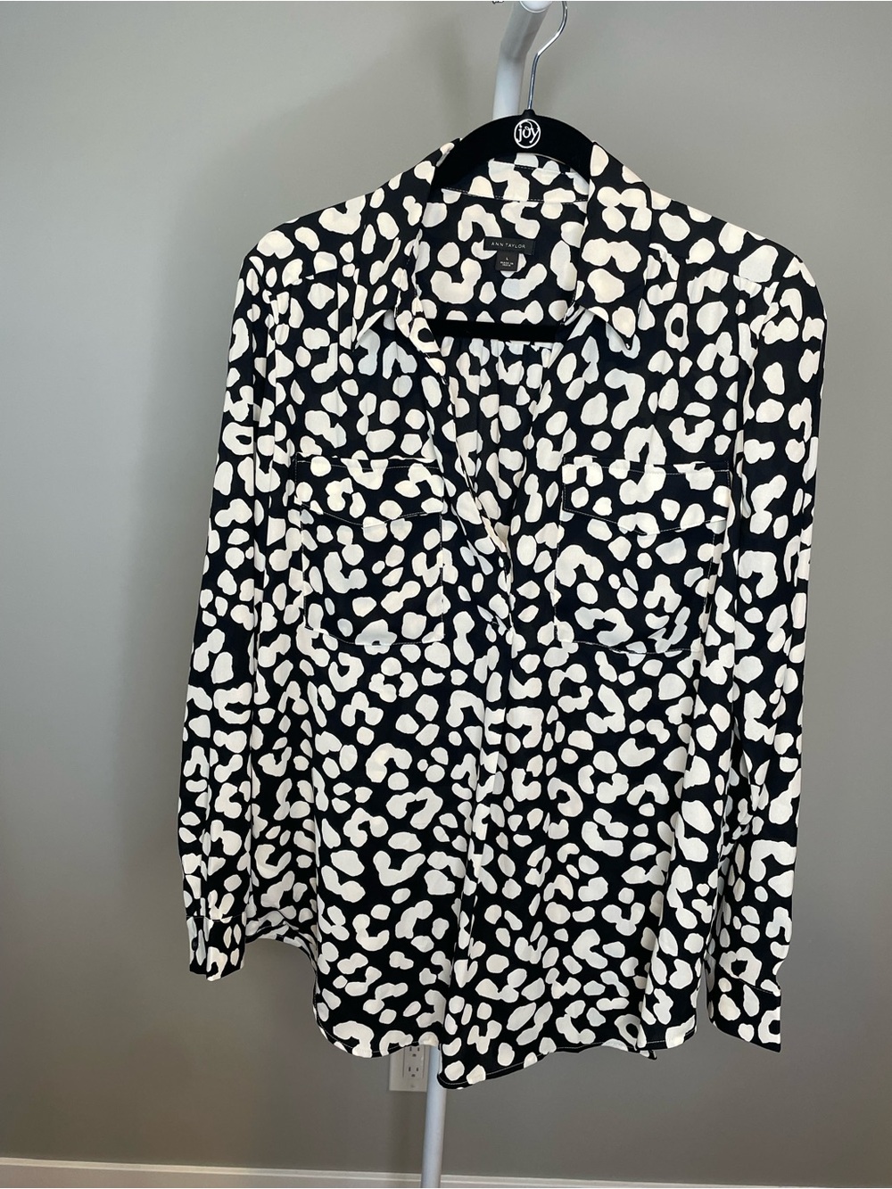 Ann Taylor Black and White Abstract Spot Button-Up Blouse - Large